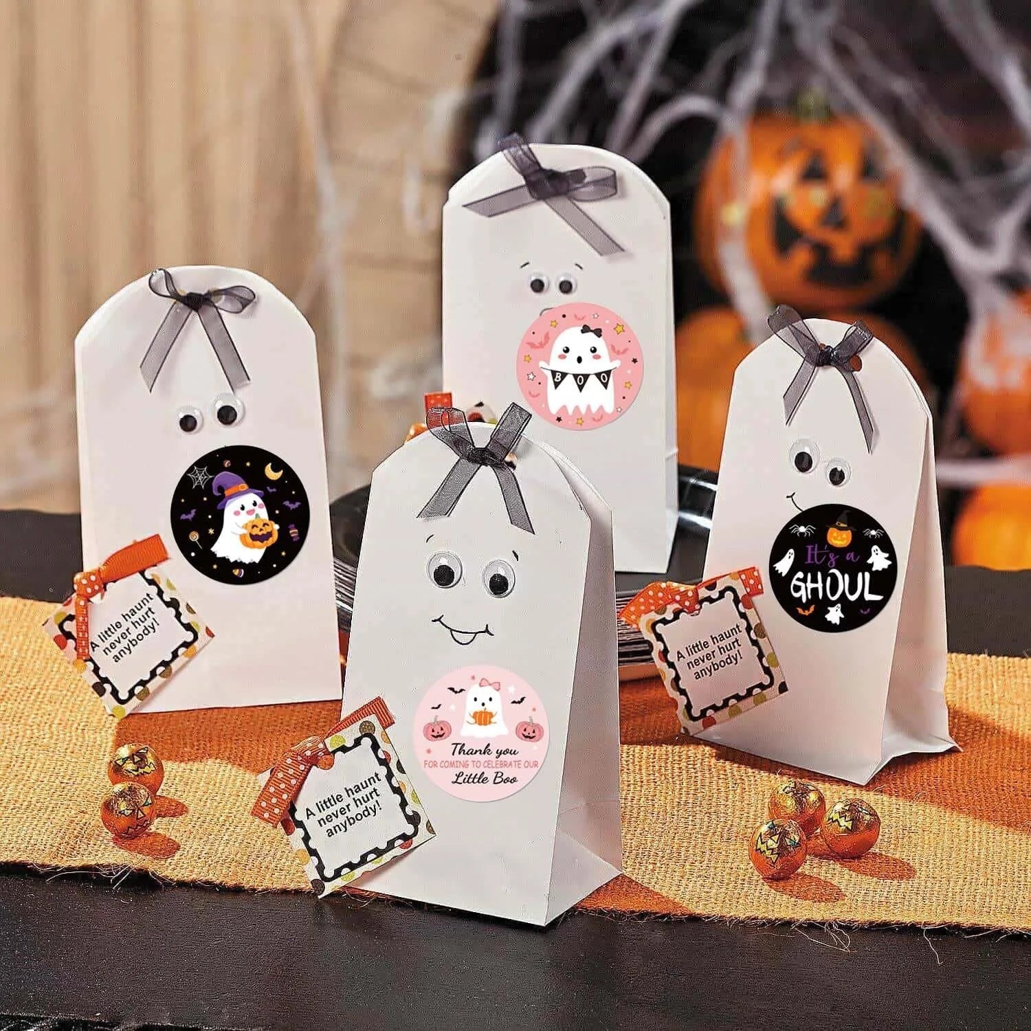 Roll of 500 pink Halloween cartoon stickers